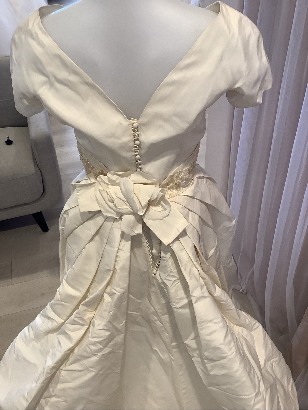 “C5” Vintage Ivory A-Line Dress with Bow Back - Picture 3 of 10